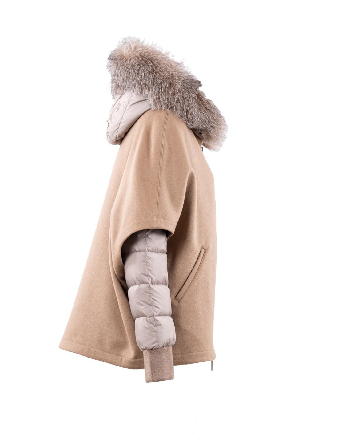 shop MOORER  Giaccone: MooRER  giacca con contrasto in lana e cashmere "Pegaso-CWR".
Collo in maglia.
Chiusura frontale con zip a doppio cursore.
Due comode tasche a filetto.
Al suo interno, il pratico bomber staccabile è realizzato con un finissimo nylon con delicate sfumature cangianti.
Cappuccio rifinito con bordo in vera volpe.
Polsi in maglia tubolare.
Imbottito in finissima piuma d'oca e trapuntata a boudin.
Composizione: 90% LANA,10% CASHMERE.
Made in Italy.. PEGASO CWR-V0942 number 216021